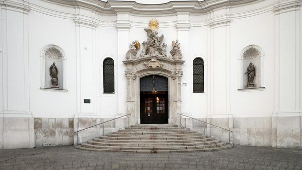 Comment la symétrie est-elle utilisée dans les motifs architecturaux islamiques ?